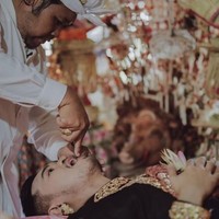 Prosesi kikir gigi yang disebut metatah, mepandes atau mesangih juga dilalui pasangan royal wedding Bali ini.  Foto: Instagram @Allseasonsphoto, Instagram @rivieraeventorganizer