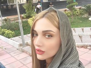 Cantiknya Gitaris Wanita dari Iran yang Dihentikan Polisi Saat Menyanyi