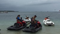Mereka main salah satu watersport di Tanjung Benoa, main jetski dan disco boat bareng kru. (My Trip My Adventure)