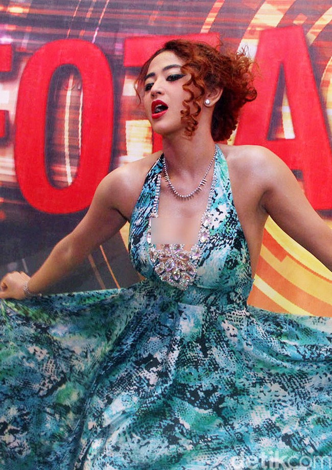 Nama Dewi Perssik pastinya sudah tak asing lagi untuk didengar. Pedangdut yang sebentar lagi akan berusia 37 tahun itu di awal kariernya terlihat kerap mengenakan riasan wajah yang cukup tebal. Foto: Instagram @dewiperssik9