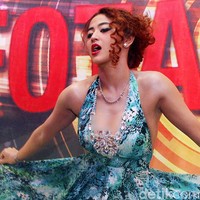 Nama Dewi Perssik pastinya sudah tak asing lagi untuk didengar. Pedangdut yang sebentar lagi akan berusia 37 tahun itu di awal kariernya terlihat kerap mengenakan riasan wajah yang cukup tebal. Foto: Instagram @dewiperssik9