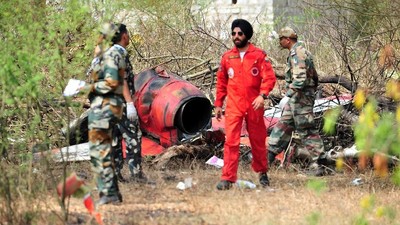 Pesawat Tempur India Tabrakan saat latihan Aerobatik