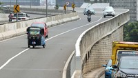 Penampakan bajaj yang nekat melintasi JLNT Kasablanka, Jakarta, Selasa (19/2/2019).