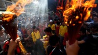 Acara ini pun mengundang perhatian warga setempat. Mereka berkerumun untuk dapat menyaksikan para peserta melakukan aksi ekstrem selama Hei Neak Ta berlangsung. Samrang Pring/Reuters.