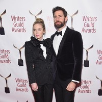 Untuk momen spesial tersebut, Emily menukar gaunnya dengan tuksedo sehingga serasi dengan suami. Setelan hitam dari Dolce & Gabbana jadi pilihan bintang Mary Poppins Returns ini. Sementara John memakai tuksedo berjas beludu atau velvet. Foto: Getty Images