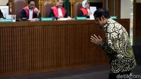 Idrus Marham hadir dan menyapa para hakim sebelum sidang dimulai.