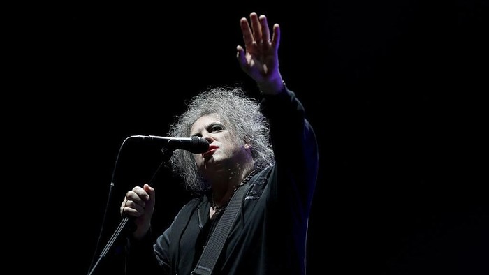91589700 AUCKLAND, NEW ZEALAND - JULY 21: Robert Smith of The Cure performs on stage at Vector Arena on July 21, 2016 in Auckland, New Zealand. (Photo by Phil Walter/Getty Images)