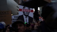 Mereka meneriakkan slogan anti-Trump. REUTERS/Go Nakamura.