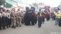 Semakin sore, pengunjung dan wisatawan memadati Jalan Suryakencana (Farhan/detikTravel)