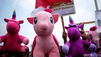 Selain membawa poster dan spanduk, para peserta aksi juga membawa boneka unicorn beragam warna dalam aksi tersebut.