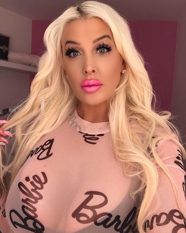 Inilah perubahan gila-gilaan dari dirinya. Kini ia seperti Barbie hidup dengan penampilan ekstrem dan barang fashion serba pink. Foto: Instagram (@sindystarlet)