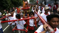 Turun ke jalan, perayaan tersebut langsung menarik perhatian warga.