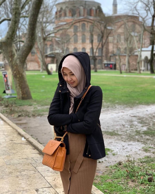 Kevin yang kini bekerja sebagai jurnalis itu mencuri perhatian dengan penampilan hijabnya. Banyak netizen yang memuji Kevin lebih cantik pakai hijab. Foto: Instagram/kevinlln