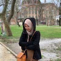 Kevin yang kini bekerja sebagai jurnalis itu mencuri perhatian dengan penampilan hijabnya. Banyak netizen yang memuji Kevin lebih cantik pakai hijab. Foto: Instagram/kevinlln