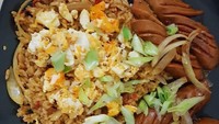 Orak-arik telur dan sosis utuh yang dikerat-kerat jadi lauk komplet buat nasi goreng ini. Siapa mau? Foto : Instagram @wikecat