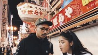Travelling ke Jepang, pemilik nama asli Nadine Emanuella Waworuntu ini tak melewatkan untuk cicip gyoza di sana. Foto: Instagram@nadinemmanuella