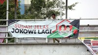 Spanduk-spanduk ini dipasang di JPO.