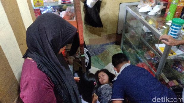 Diah yang pingsan dibaringkan