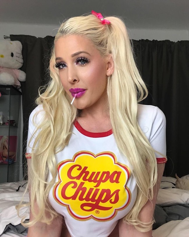 Wanita 36 tahun asal Oslo, Norwegia itu telah melakukan operasi plastik selama 21 tahun ini. Tak ada kata puas dalam dirinya. Kini Sindy sudah punya payudara yang besar, namun ia tetap ingin menambah ukurannya menjadi lebih besar lagi. Foto: Instagram (@sindystarlet)