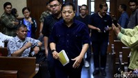 Mengenakan kemeja lengan pendek berwarna biru tua dengan celana yang senada, Setnov hadir sebagai saksi dalam sidang kasus suap proyek pembangunan PLTU Riau-1 dengan tersangka Idrus Marham.