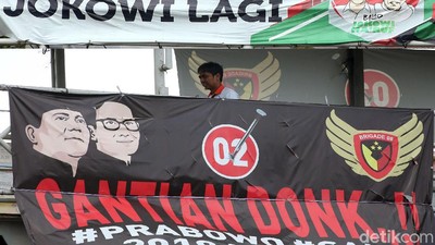 Jokowi-Prabowo Saling Balas Lewat Spanduk