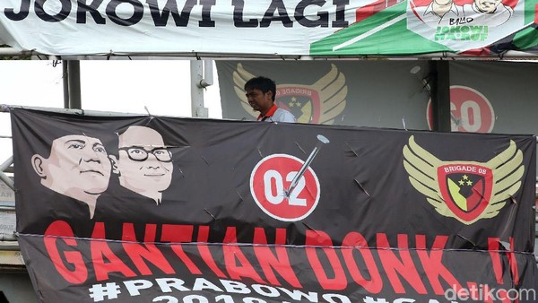 Jokowi-Prabowo Saling Balas Lewat Spanduk