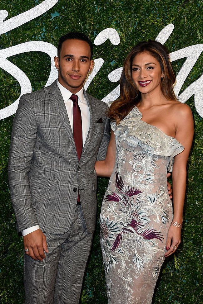 The Sun melaporkan Nicole Scherzinger sudah mengetahui video intim dirinya dengan Lewis Hamilton tersebar. Nicole sangat sedih video seperti itu ditemukan di internet. Video itu tidak pernah dibuat untuk publik, ujar sumber. Dugaan sementara hacker lah yang menyebarkan video tersebut ke dunia maya. Foto: dok. Getty Images