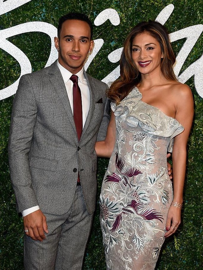 Dalam suatu wawancara Lewis Hamilton pernah mengungkapkan betapa dia dan Nicole berusaha keras untuk menemukan waktu bersama. Ini tidak muda. Dia tinggal di Los Angeles, aku di Monaco dan aku berpergian untuk bekerja. Dan pekerjaannya berubah-ubah sepanjang waktu, terkadang di X Factor atau Dancing With The Stars atau musik. Menemukan jadwal yang sama untuk bertemu sangat sulit. Pada satu waktu aku bisa terbang ke Asia selama lima minggu dan tidak bisa bertemu dengannya, itu sangat berat, kata Lewis panjang lebar. Foto: dok. Getty Images