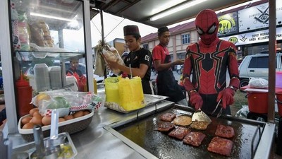Kreatif! Ini Penjual Makanan yang Pakai Kostum dan Spanduk Kartun Populer