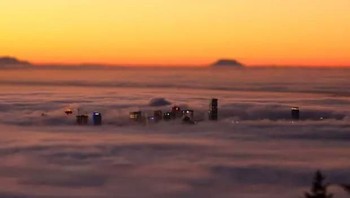 Gedung pencakar langit yang berselimut awan. Foto: Ultralink