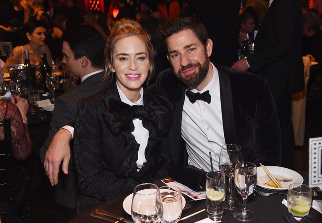 Aktris Emily Blunt dan suaminya, aktor John Krasinski, menghadiri Writers Guild Awards 2019 di New York City, New York, Amerika Serikat, Minggu (17/2/2019) malam. Emily datang untuk mendampingi suaminya yang dinomiasikan dalam kategori Original Screenplay berkat film A Quiet Place. Foto: Getty Images