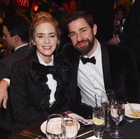 Aktris Emily Blunt dan suaminya, aktor John Krasinski, menghadiri Writers Guild Awards 2019 di New York City, New York, Amerika Serikat, Minggu (17/2/2019) malam. Emily datang untuk mendampingi suaminya yang dinomiasikan dalam kategori Original Screenplay berkat film A Quiet Place. Foto: Getty Images