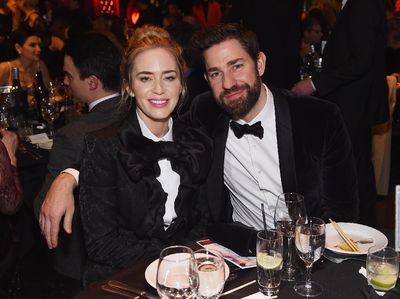 Gaya Serasi Emily Blunt dan Suami, Kompak Pakai Tuksedo di Karpet Merah