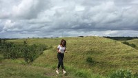 Maria Selena trekking sambil menikmati pemandangan yang indah (My Trip My Adventure)