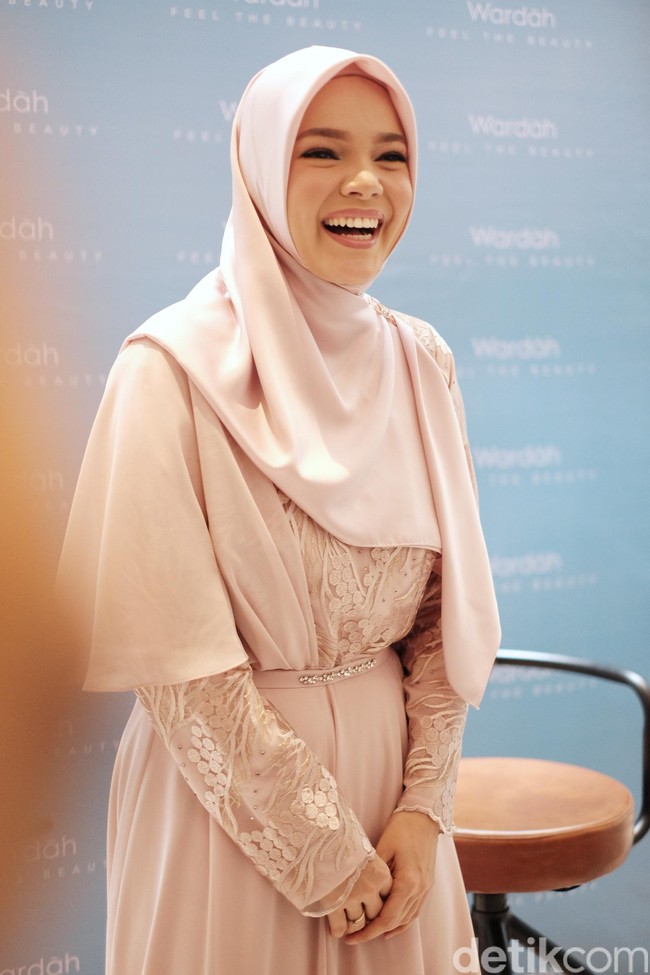 Sementara Dewi Sandra memilih dress berwarna dusty pink dengan detail payet yang cantik. Tak lupa, ia memakai hijab segi empat berbahan satin yang membuat penampilannya semakin spesial. Foto: Silmia Putri/Wolipop
