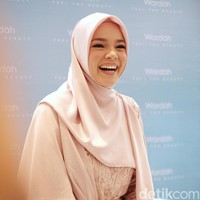 Sementara Dewi Sandra memilih dress berwarna dusty pink dengan detail payet yang cantik. Tak lupa, ia memakai hijab segi empat berbahan satin yang membuat penampilannya semakin spesial. Foto: Silmia Putri/Wolipop