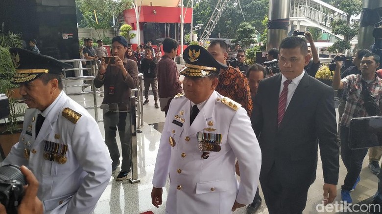 Usai Dilantik, Khofifah-Emil dan Syamsuar-Edy Datangi KPK Usai Dilantik, Khofifah-Emil dan Syamsuar-Edy Datangi KPK