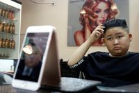 Potong Rambut Gratis Mirip Trump & Kim Jong Un, Berani Coba?