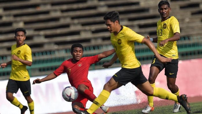Pemain Timnas U-22 Indonesia Billy Keraf (kedua kiri) berebut bola dengan pemain Malaysia Dinesh Rajasingam (kedua kanan) dalam pertandingan Grup B Piala AFF U-22 di Stadion Nasional Olimpiade Phnom Penh, Kamboja, Rabu (20/2/2019). ANTARA FOTO/Nyoman Budhiana/aww.