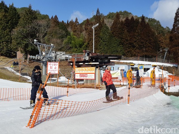Tempat ski ini buka dari Desember-Maret, pukul 08.00-17.00 waktu setempat. Tempat ini akan sangat ramai saat akhir pekan tiba. (Bonauli/detikTravel) Tempat ski ini buka dari Desember-Maret, pukul 08.00-17.00 waktu setempat. Tempat ini akan sangat ramai saat akhir pekan tiba. (Bonauli/detikTravel)