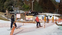 Tempat ski ini buka dari Desember-Maret, pukul 08.00-17.00 waktu setempat. Tempat ini akan sangat ramai saat akhir pekan tiba. (Bonauli/detikTravel)