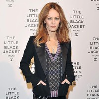 Vanessa Paradis cukup lama menjadi muse Chanel yang dipilih Karl Lagerfeld. Berawal dari kerjasama bisnis, keduanya pun menjadi teman dekat. Foto: Getty Images