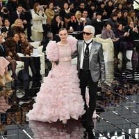Kekaguman Karl Lagerfeld pada Vanessa Paradis rupanya berlanjut ke anaknya, Lily Rose-Depp. Putri dari Vanessa dan Johnny Depp itu didapuk sebagai muse Chanel pada September 2015. Remaja 19 tahun ini pun sering muncul dalam berbagai kampanye produk Chanel bahkan berjalan sebagai model penutup di fashion show Haute Couture Spring/Summer 2017. Foto: Getty Images