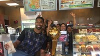 Lagi-lagi makan donat. Ia mampir dan membeli donat serta minuman kemasan dan berfoto dengan para pelayan di sana. Foto: Instagram realtristan13