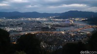 Semacam menara pandang, dari sini terlihat kerlap-kerlip Kota Hiroshima dan lautan luas. (Bonauli/detikTravel)