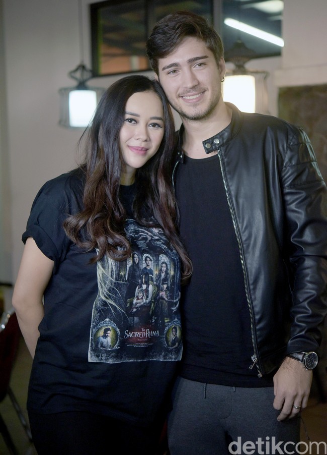 Aura Kasih dan Eryck Amaral melangsungkan pernikahan siri di Bangkok. Tidak diketahui kapan mereka menikah siri. Foto: Noel/detikFoto