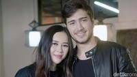 Senyum manis Aura dan Eryck kala berpose di depan kamera. Pool/Noel/detikFoto.