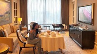 Wah sarapan mewah ala Bella nih. Di kamar hotel ia asyik menyantap berbagai makanan sambil menonton tv. Foto: instagram @bellalunaferlinn