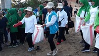 Ibu Negara tampak santai dengan mengenakan kemeja putih yang dilapisi jaket tanpa lengan dan menggunakan topi saat memungut sampah plastik di sekitar pantai tersebut. Sampah plastik yang telah dikumpulkan Iriana bersama ratusan peserta lainnya kemudian dimasukkan ke dalam karung. Muslimin/Dok. Detikcom.