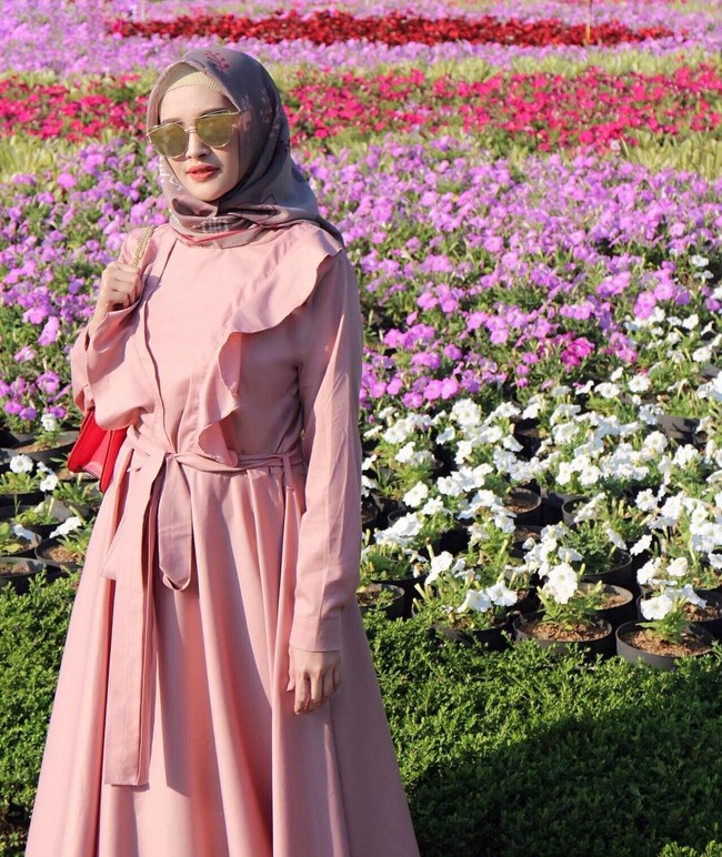 Berbagai gaya hijab pernah dicoba oleh istri Richie Five Minutes ini, mulai dari hijab segi empat yang sedang tren saat ini hingga turban. Foto: Instagram/AngelQulbiah